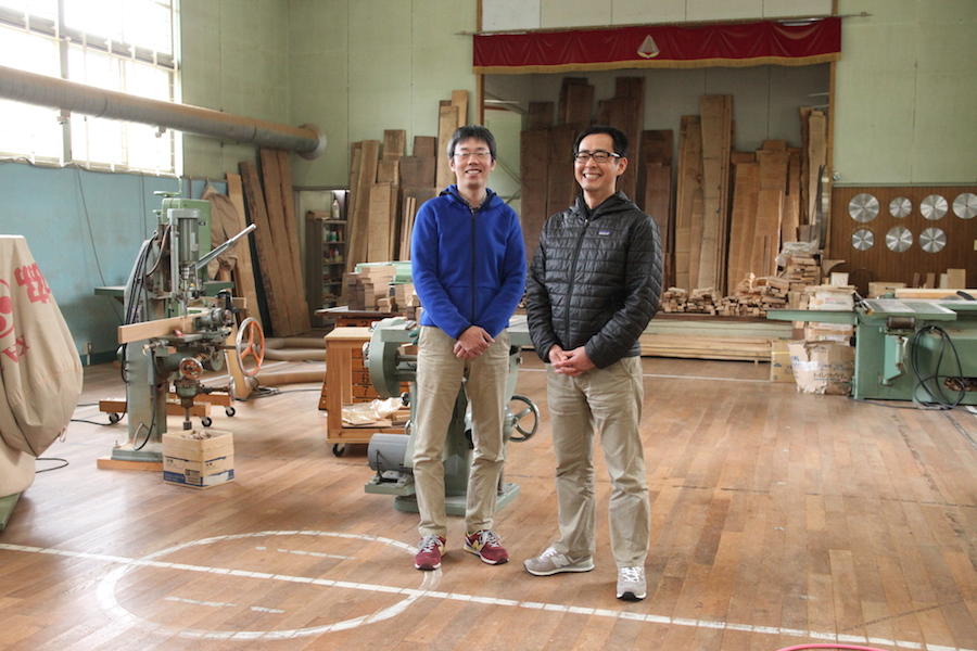 旧校舎で洗練された木工作品を生み出す。湯ノ里デスク