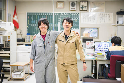 壮瞥高校で働く二人の女性教員のお話。