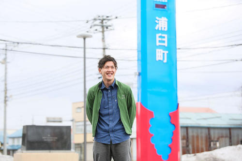 人口2,000人も満たない田舎に移住した多彩な男性の物語