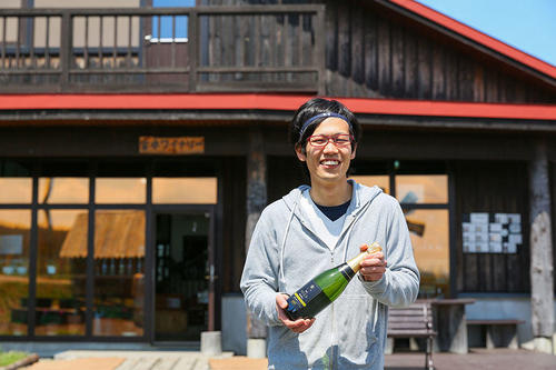 岩見沢に移住し、ワインづくりに奮闘する若者。