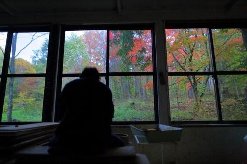 北海道の土と白樺を使って、陶芸を紡ぐ男性のお話。