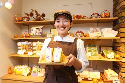 地元で花開く笑顔が一番！砂川の人気お菓子店で働く地元女子