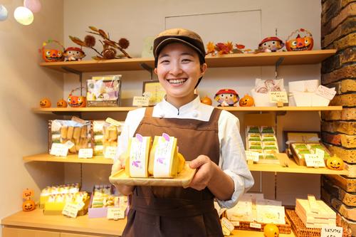地元で花開く笑顔が一番!砂川の人気お菓子店で働く地元女子