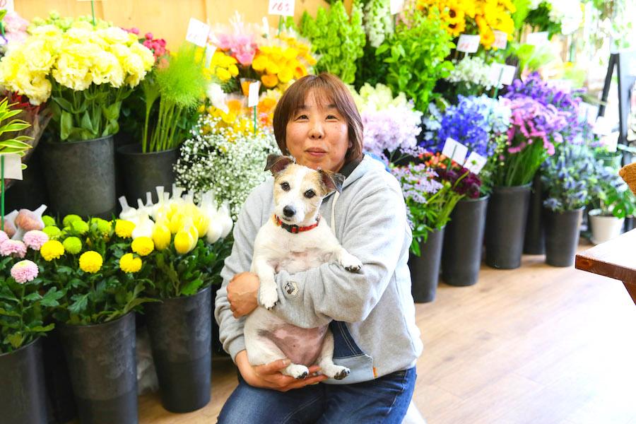 花屋の仕事に誇りを持って取り組む女性。通いたくなる小さな生花店