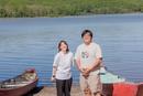 美しい湖のそばで、深呼吸できる暮らしを選んだ仲良し夫婦