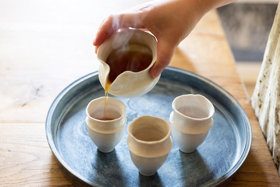 自宅兼ギャラリーでお茶を淹れる藤原さん